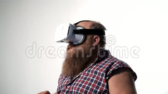 看虚拟现实设备的大胡子视频的预览图