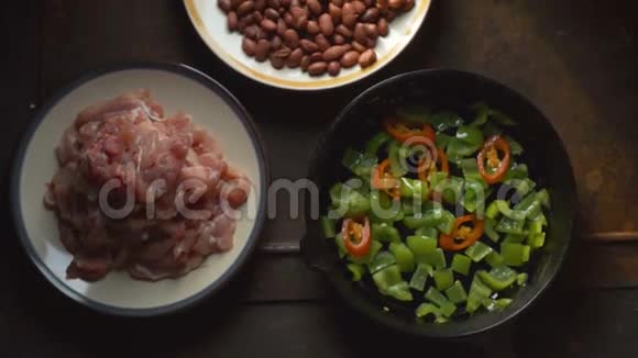 鸡肉豆子上面是煎锅里的辣椒和辣椒视频视频的预览图