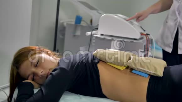 一名女性病人在理疗期间睡觉视频的预览图