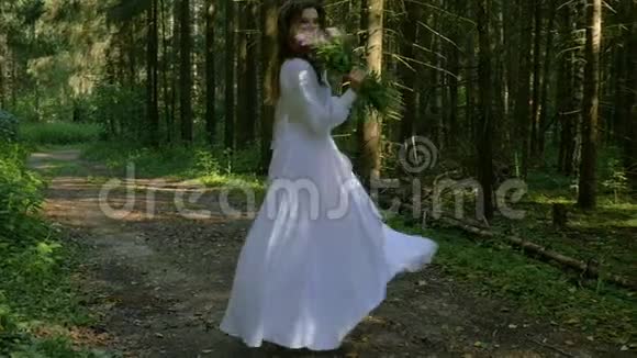 一个穿着白色连衣裙和长发在公园跳舞的漂亮女孩她快乐笑笑转视频的预览图