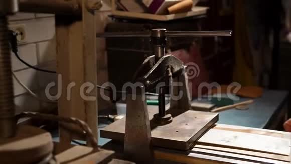 男人拿出一块皮革上面印有印在印刷机上的标识视频的预览图