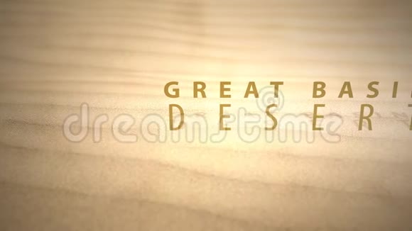 穿越温暖的沙漠沙丘与文字大盆地沙漠视频的预览图