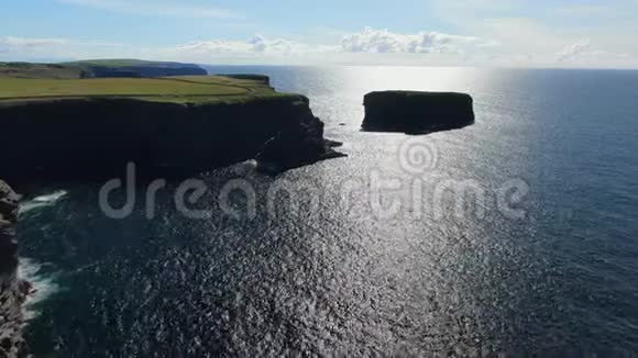 爱尔兰基尔基悬崖上深蓝色大西洋海水视频的预览图
