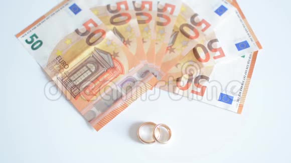 婚礼戒指和钞票集中视频的预览图