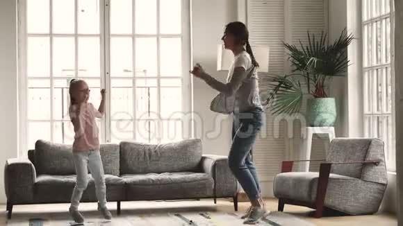 有趣的小妈妈和小女儿一起跳舞视频的预览图