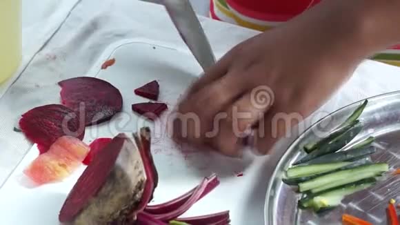 小学女生在每年的烹饪比赛中切红萝卜视频的预览图