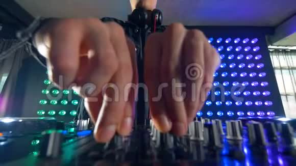 DJ手指转动小搅拌器旋钮视频的预览图