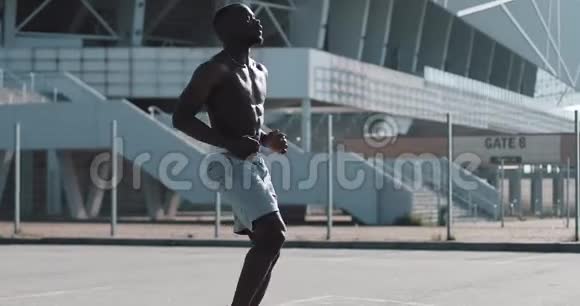 非裔美国运动员男子热身跑在室外运动锻炼动机健康生活方式阳光明媚的一天视频的预览图