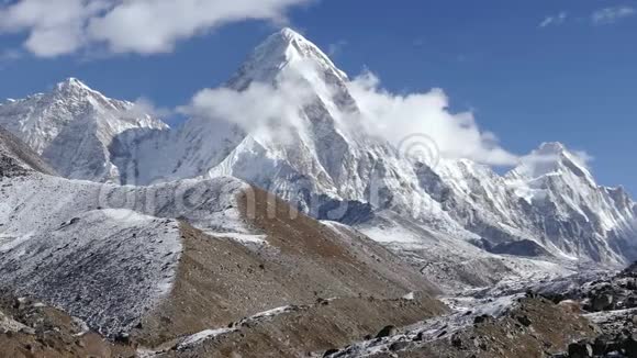 时间流逝喜马拉雅山普莫里峰游客旅游4k视频的预览图