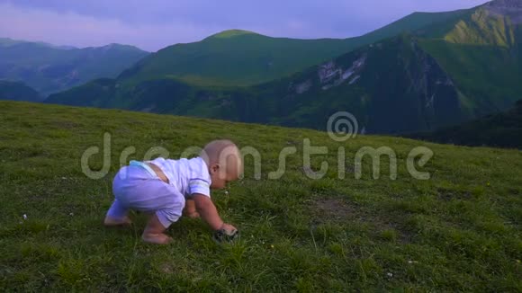 婴儿在山上玩耍生孩子微笑视频的预览图