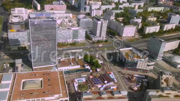 从电视塔微小的人和道路上的交通鸟瞰柏林时间推移视频的预览图