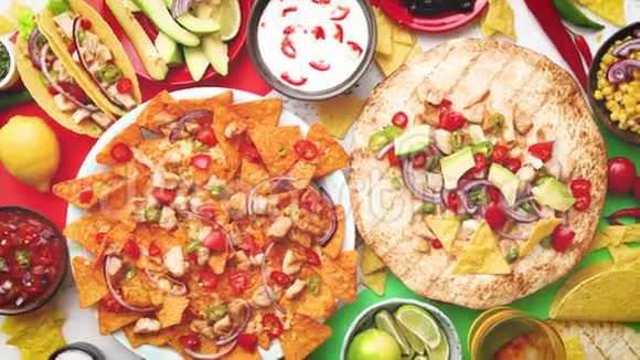一张桌子上各种墨西哥食物的头顶照片视频的预览图