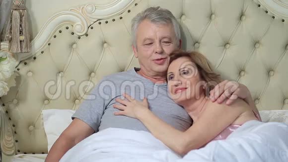 两个人醒来后躺在床上拥抱视频的预览图