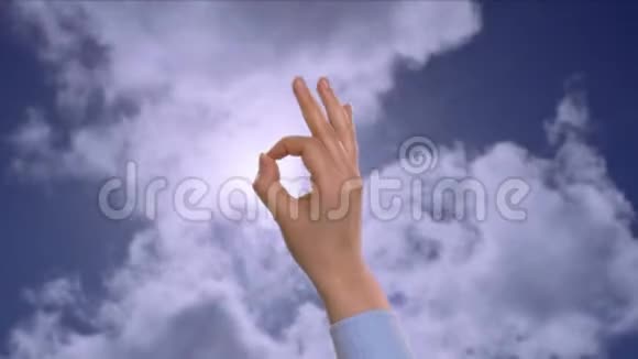 女性手在背景天空太阳和云层上显示好的标志视频的预览图