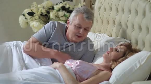 一位老人吻着妻子醒来视频的预览图
