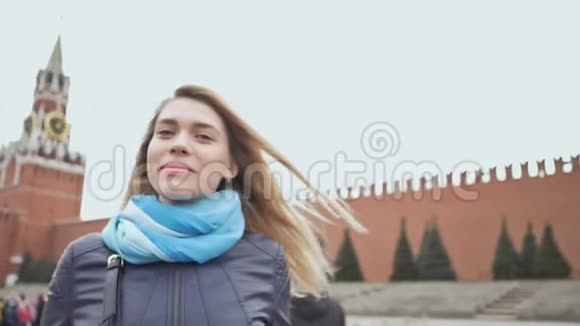 美丽的金发女孩在莫斯科的一个红色广场上摆姿势俄罗斯视频的预览图