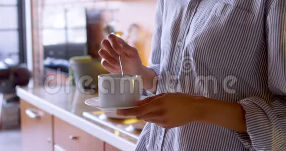 女人在家厨房里搅拌咖啡视频的预览图