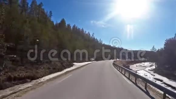 挪威公路的正面景观旁边有森林和河流视频的预览图