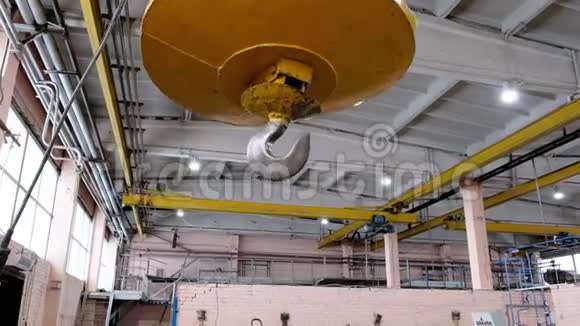 金属工业吊钩用于在工厂起吊重物起重机钩在工厂地板内的一条厚厚的链条上视频的预览图
