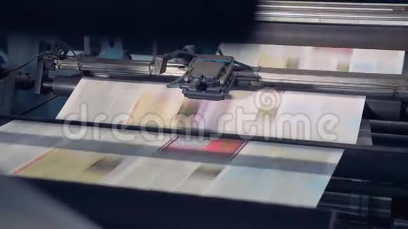 工业设备正在加工未切割的印刷纸并沿着它向上移动视频的预览图