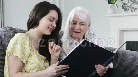成熟的女人看照片视频的预览图