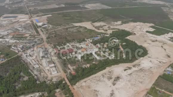 柬埔寨佛寺西哈努克城从无人机4K观看视频的预览图