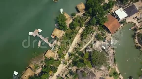 空中射击船码头和平房休息在湖中的热带自然岛在美丽的湖泊和视频的预览图