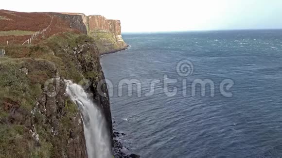 苏格兰斯凯岛卡勒姆风暴期间的KiltRock瀑布视频的预览图