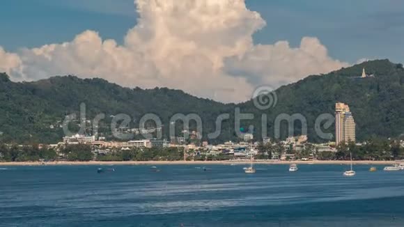 泰国普吉岛的巴东海滩城市山脉和天空的时间推移景观视频的预览图