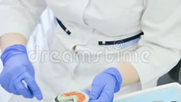 牙科混合部件的手的特写用于从下颌和咬合处去除牙形的复合预制件视频的预览图