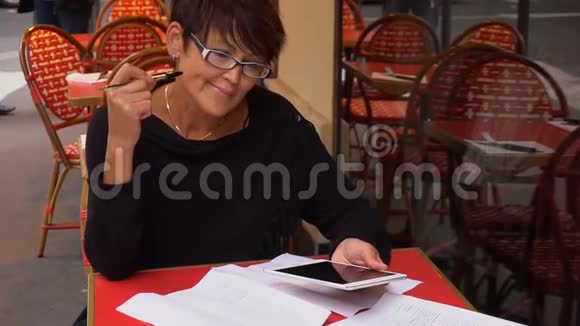 慢动作老年商业女性使用平板电脑撰写财务声明视频的预览图