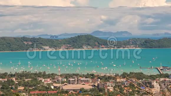 查龙湾的时间推移景观是泰国普吉岛强烈划船活动的中心视频的预览图