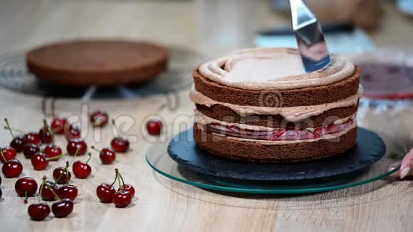 用奶油和樱桃组装巧克力海绵蛋糕视频的预览图