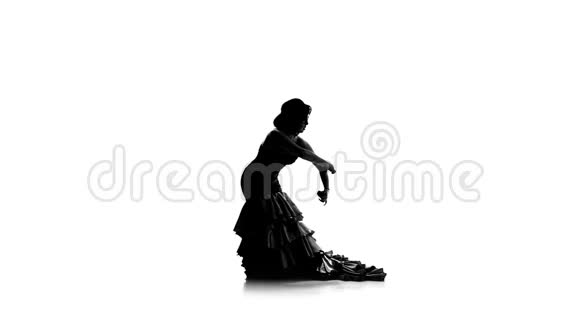 女孩穿着一件漂亮的连衣裙和蓖麻一起跳舞白色背景剪影视频的预览图