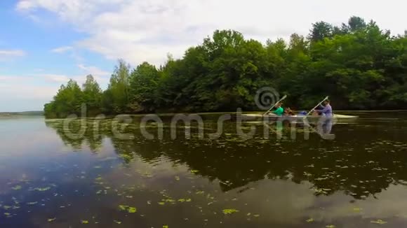 男女游客皮划艇下河团队合作视频的预览图