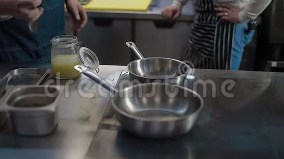 厨师在餐厅的厨房准备一只鸭子和米饭特写无脸手做准备视频的预览图