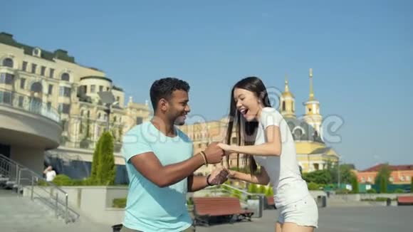热情的亚洲女孩在城市背景下滑板视频的预览图