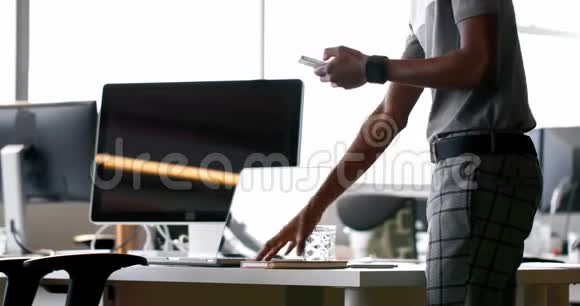 男性在办公室使用手机时写日记视频的预览图