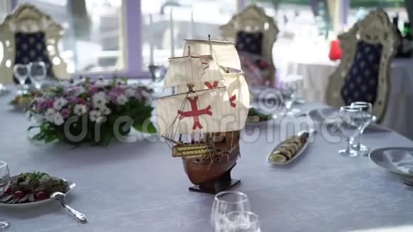 餐厅餐桌上的旧帆船模型视频的预览图