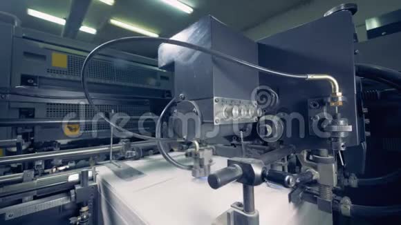 大量的纸张被一台自动化的工厂机器搬迁视频的预览图