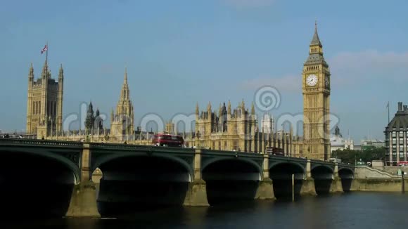 伦敦泰晤士河畔的大本钟和议会大厦视频的预览图