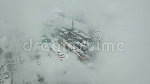 工厂的烟囱在寒冷的冬天冒着热气和吸烟令人叹为观止的鸟瞰视频的预览图