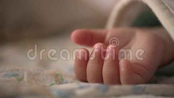 睡孩子的手掌视频的预览图