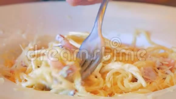 吃意大利意大利面食加派麦沙和培根视频的预览图