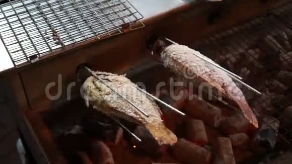 用炭炉烧烤烤鱼视频的预览图