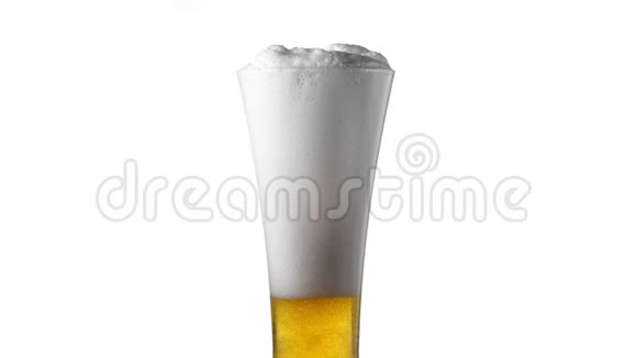 关闭背景白色与气泡啤酒在玻璃低角度侧视慢运动视频的预览图