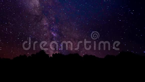 银河从树后出现英仙座流星雨刚毛银河时间推移夜空动画视频的预览图