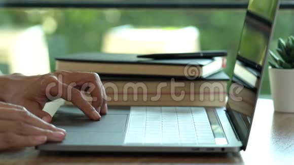 4k手在笔记本电脑键盘上打字手指滚动触摸触摸板商务办公理念视频的预览图