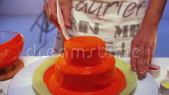 圆形双层蛋糕与橙色奶油顶部正在慢慢平滑视频的预览图