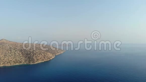 希腊岛屿海岸有清澈的蓝色海洋岩石在水面上在夏天空中观景4K视频的预览图